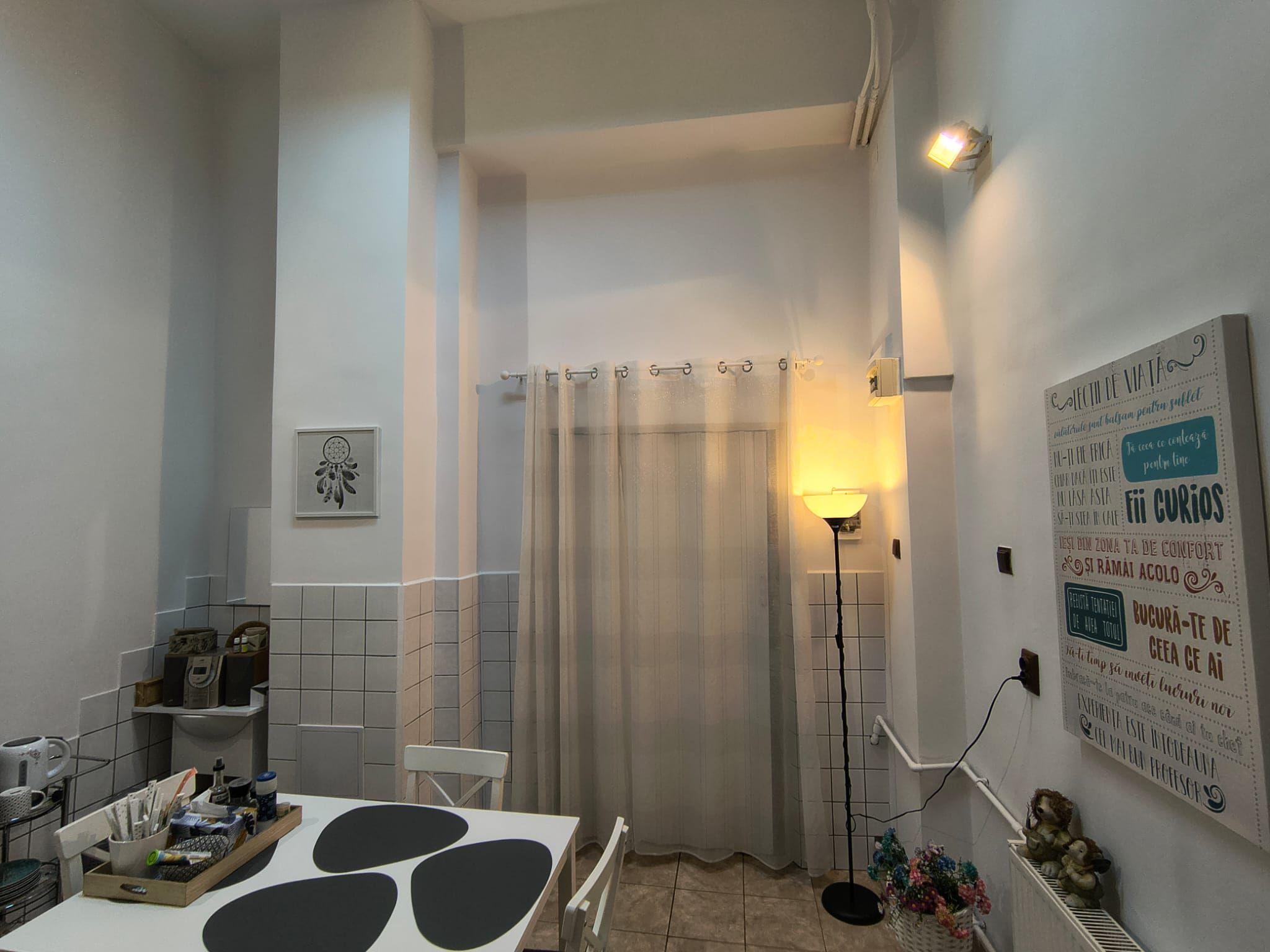 Spatiu comercial, ultracentral, Republicii, Oradea. 600 E/lună. Com 0 - 6