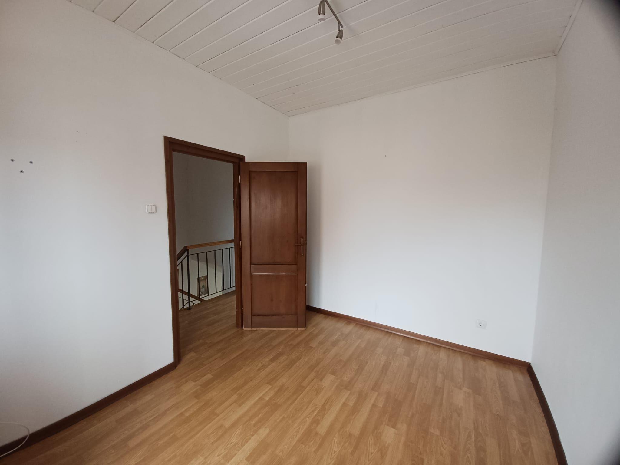Casa insiruita, 2 dormitoare, garaj, Sanmartin. 120 000 E. Comision 0. - 13