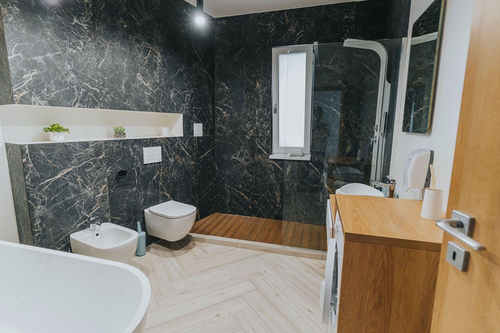 3 camere, ultracentral, Oradea. 235 000 E. Comision 0 - 17