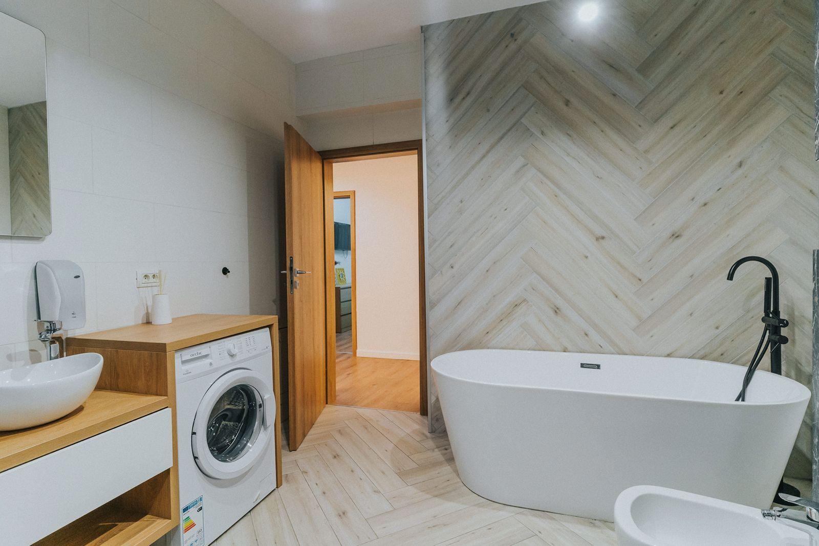 3 camere, ultracentral, Oradea. 235 000 E. Comision 0 - 18