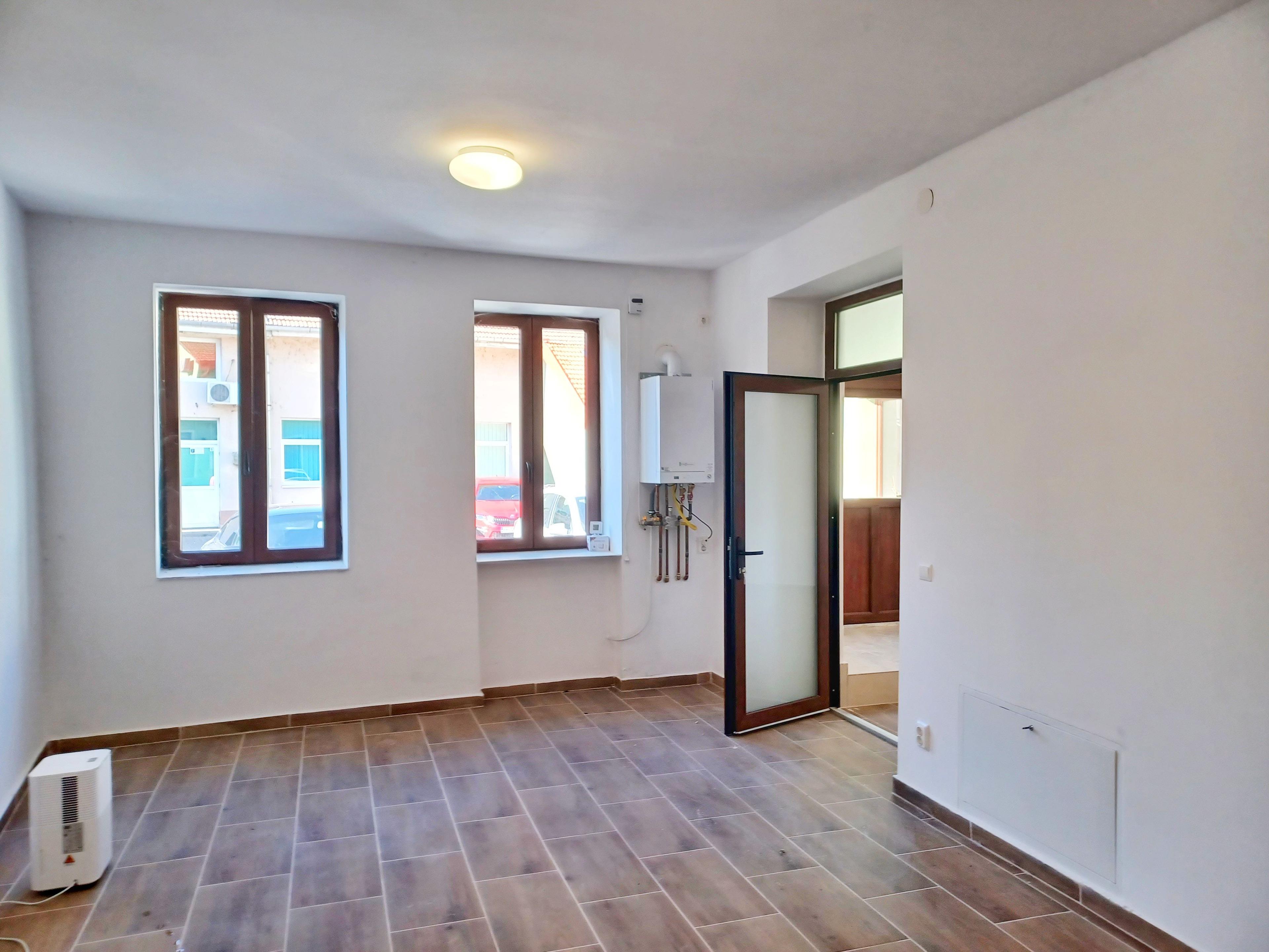 Birou, ultracentral, Oradea, 70 mp, parcare. 700 E/lună. Comision 0 - 2