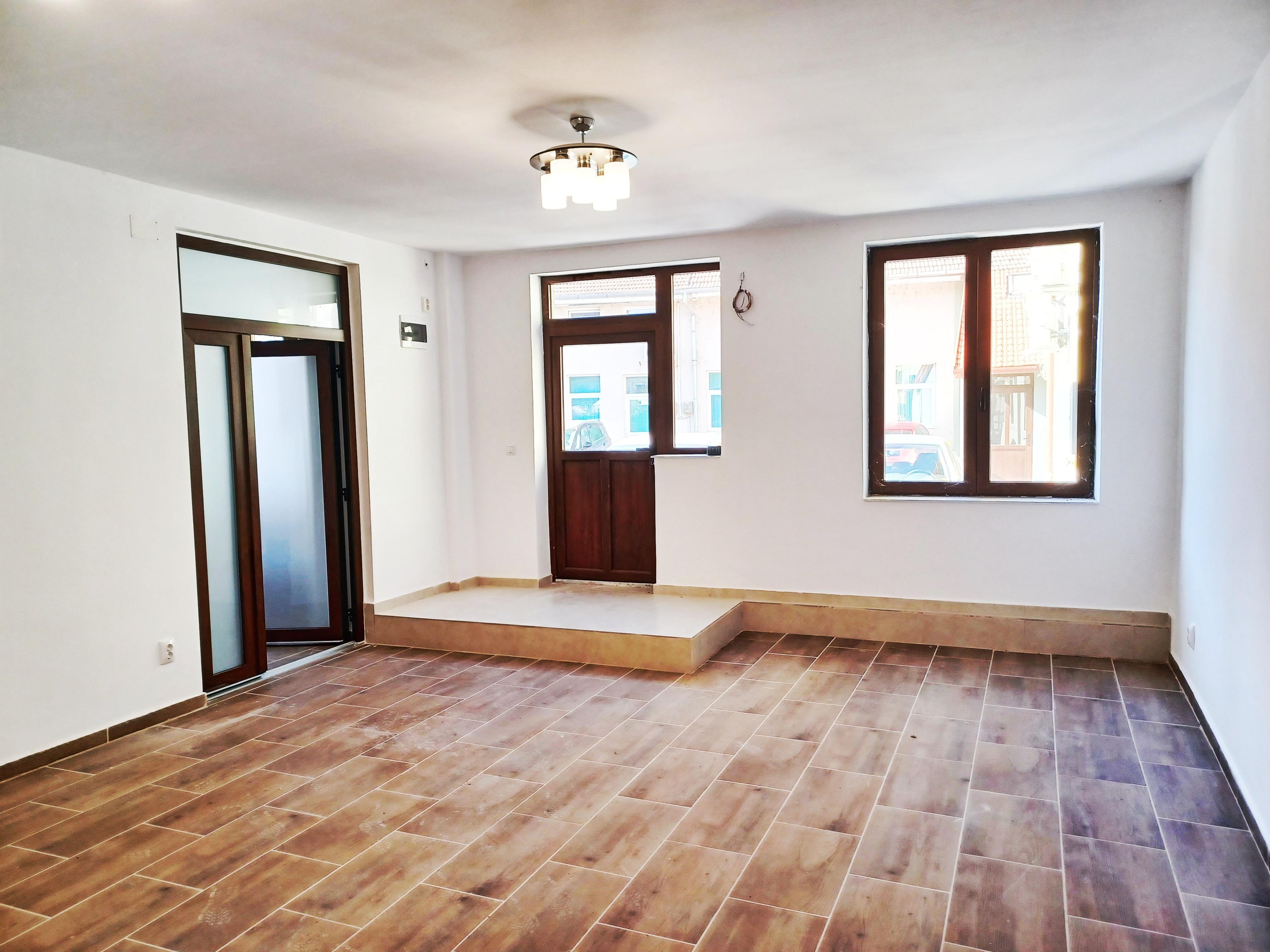 Birou, ultracentral, Oradea, 70 mp, parcare. 700 E/lună. Comision 0 - 4