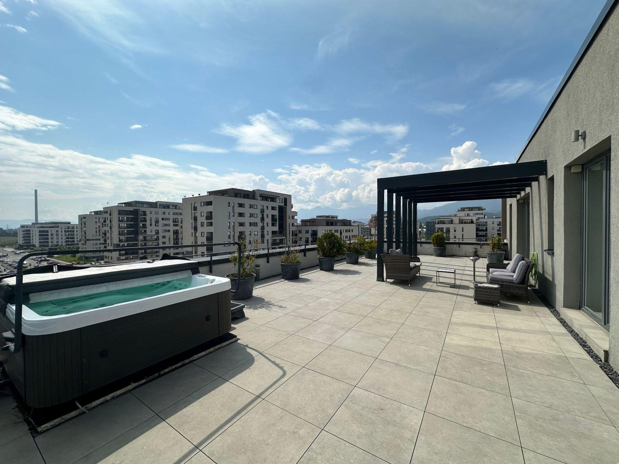 Inchiriem penthouse LUX 4 camere cu terasa de 122 mp zona Coresi - 2