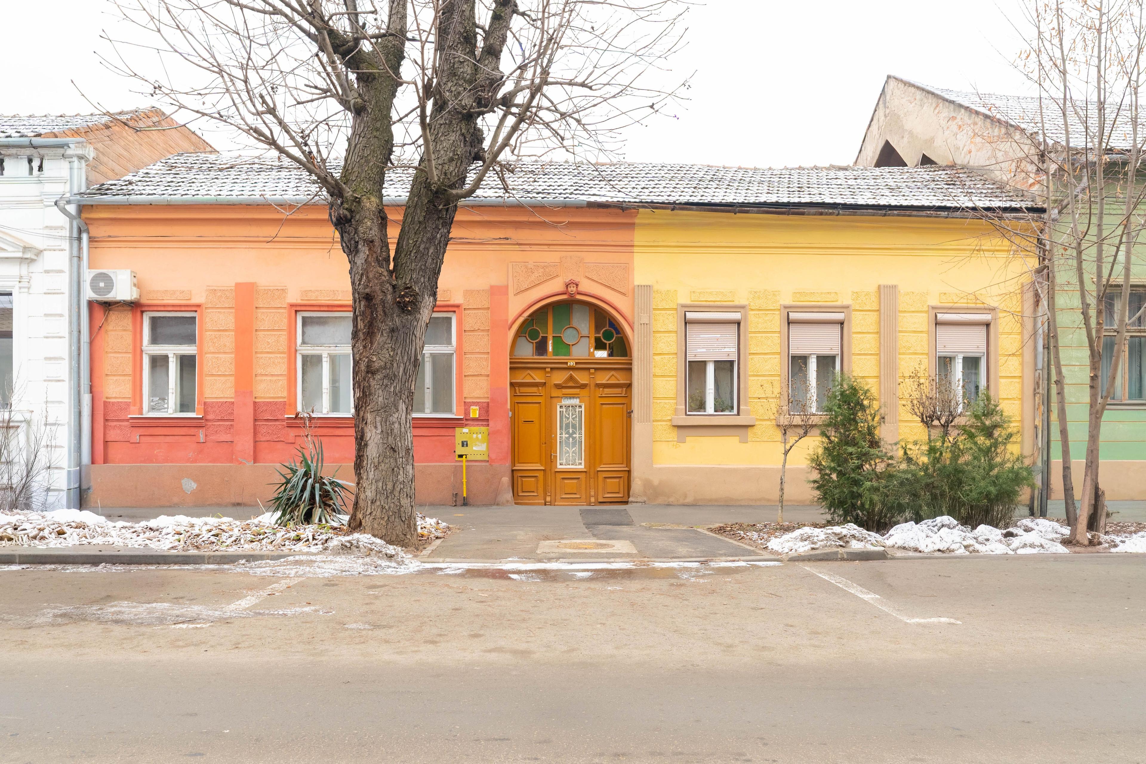 PRET NOU! Apartament la casă, ultracentral– curte proprie și garaj - 1