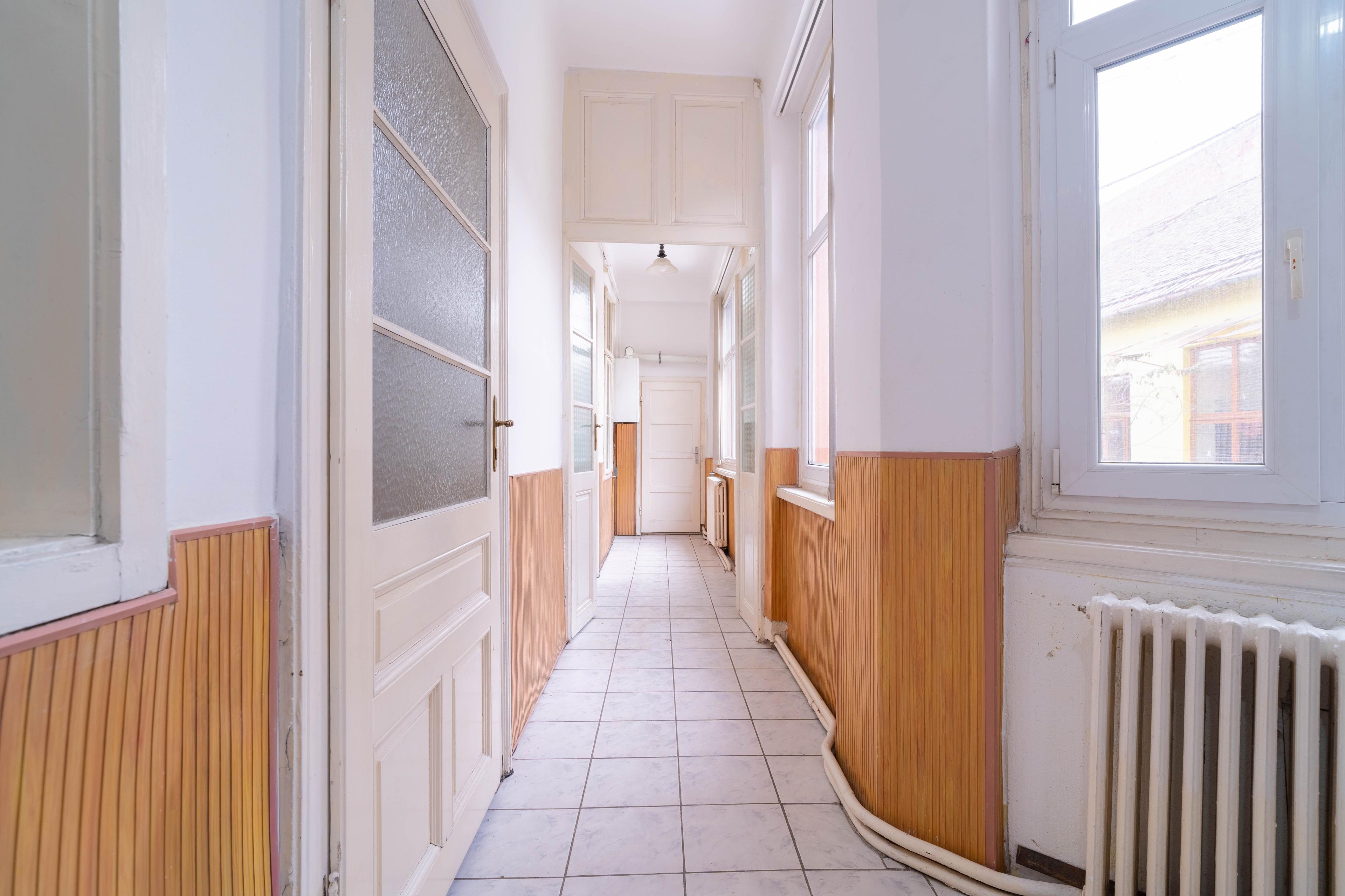 PRET NOU! Apartament la casă, ultracentral– curte proprie și garaj - 2