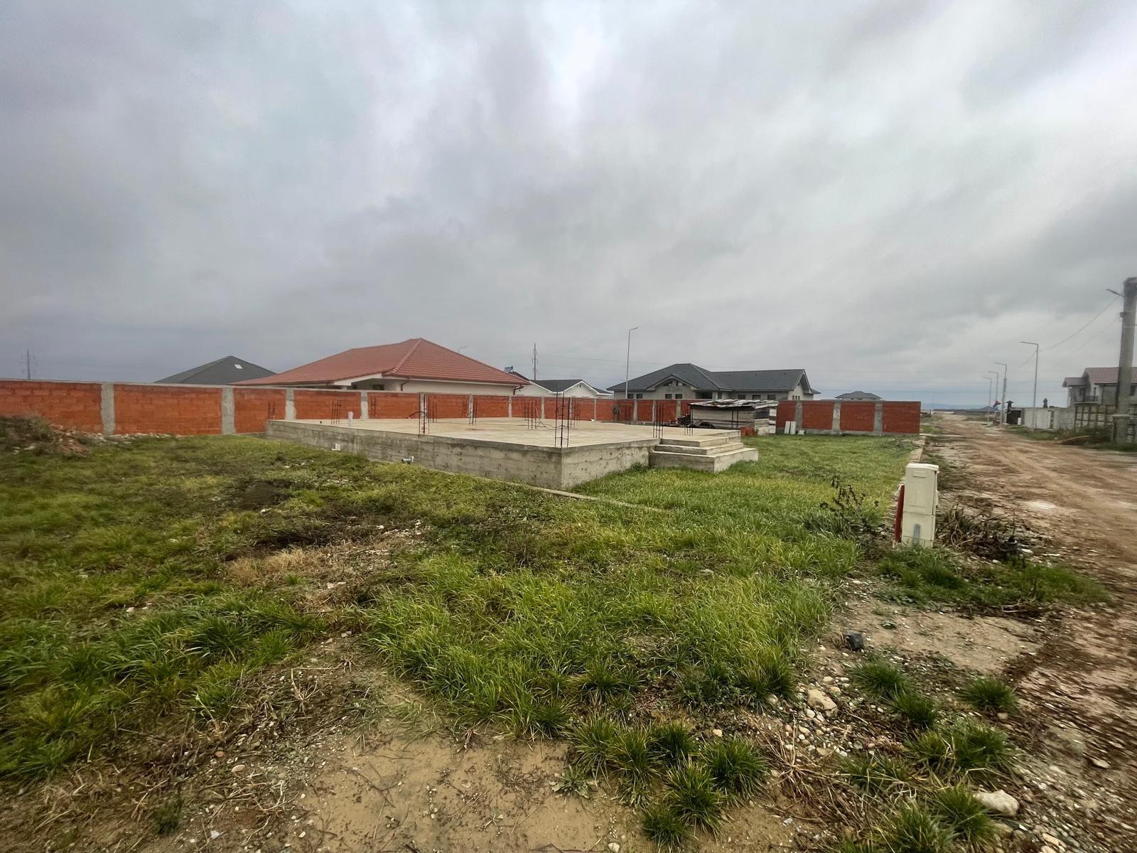 Teren intravilan, fundatie proiect casa, gard si utilitati-Zona Cheriu - 2
