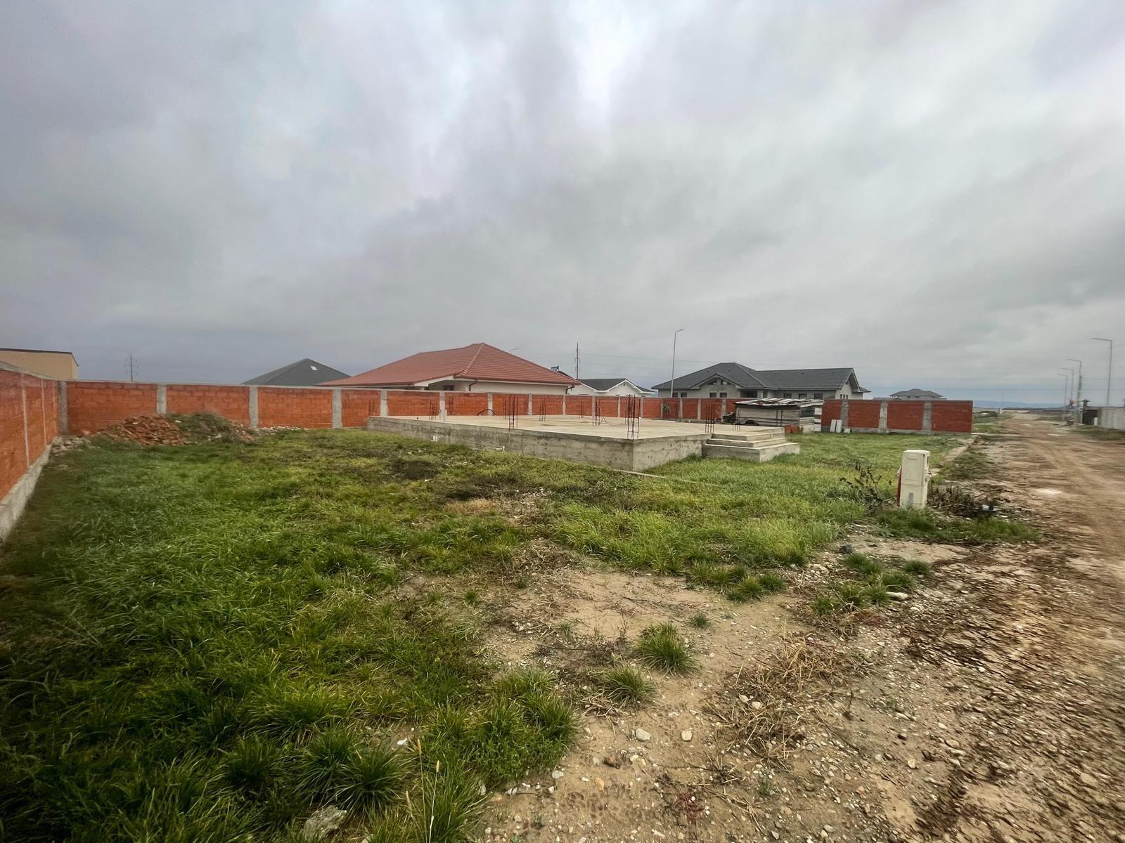 Teren intravilan, fundatie proiect casa, gard si utilitati-Zona Cheriu - 4